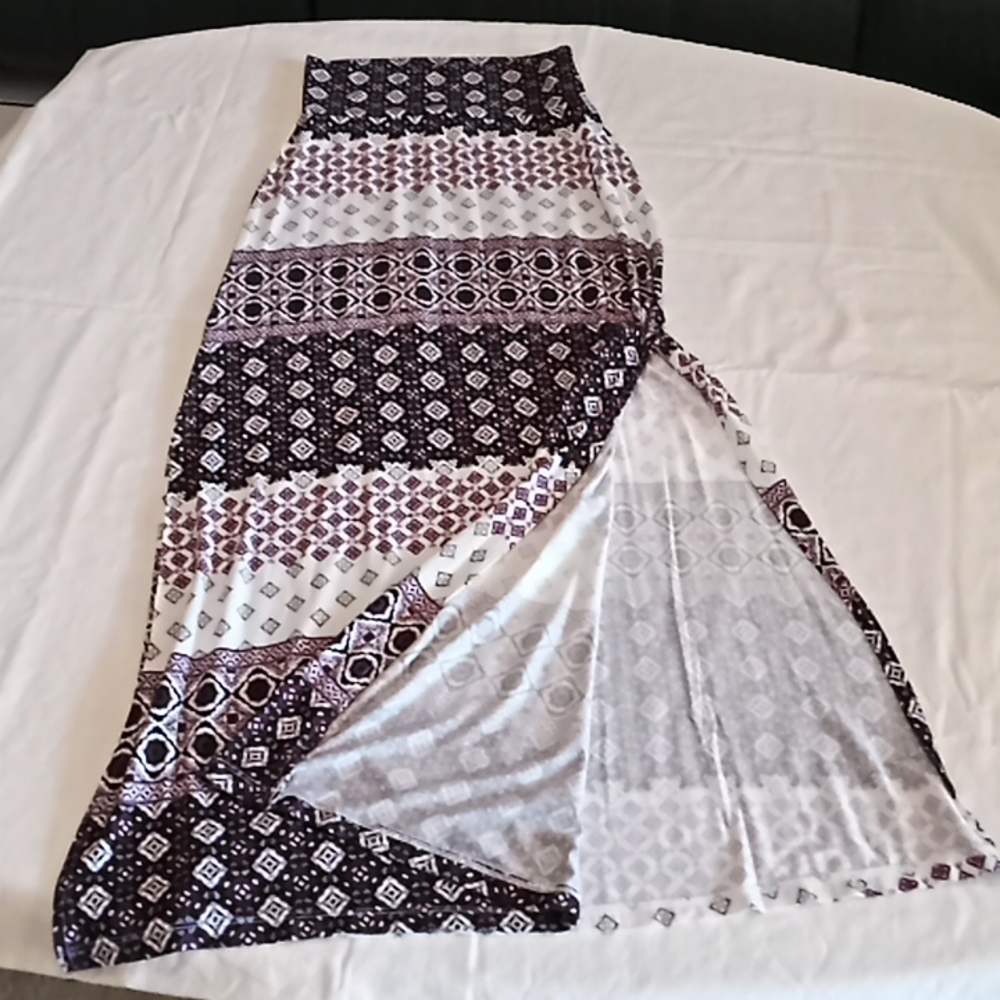 Charlotte Russe Long Skirt With Slit On Each Side.White/Burgundy & Black Pattern - Picture 2 of 14